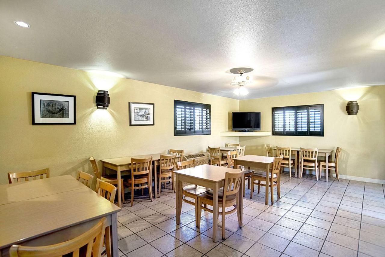 Quality Inn & Suites Phoenix Nw - Sun City Youngtown Екстериор снимка